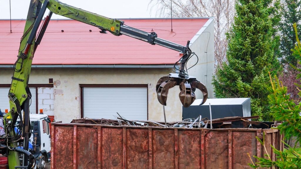 Ventajas de Elegir Voltranc para la Limpieza con Grapple Truck